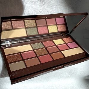NWT CHOC ROSE GOLDI ❤️ Revolution EYESHADOW PALETE